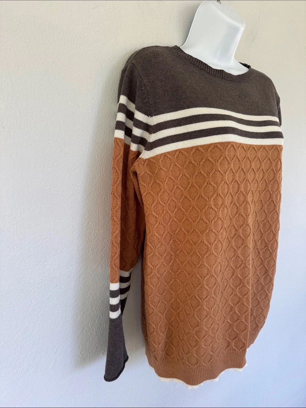Brown gray white stripe textured knit long sleeve crewneck sweater size medium